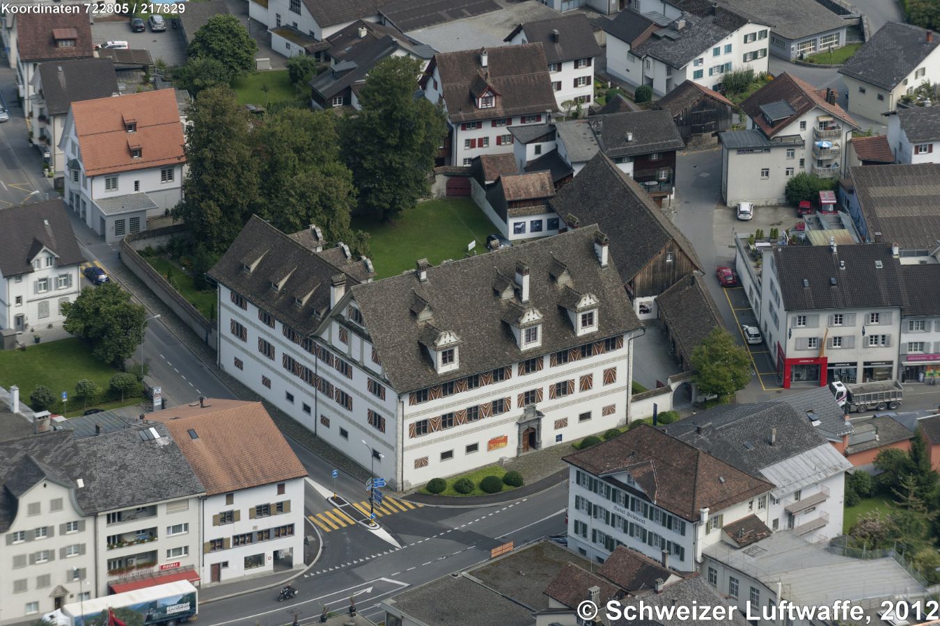 Freulerpalast, Näfels (Position: 2'723'354.76, 1'217'753.02) - Ein barockes Herrenhaus, um 1645 von Kaspar Freuler, einem aus Näfels stammenden französischen Offizier, errichtet. Aus finanziellen Gründen um 1840 an die Gemeinde gelangt, beherbergt der Palast seit 1946 das 'Museum des Landes Glarus'. Der Freulerpalast ist eines der prunkvollsten Herrenhäuser der Schweiz und Beispiel frühbarocker Profanarchitektur.